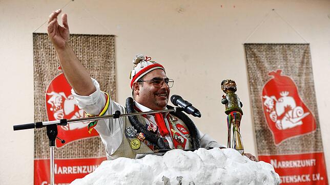 Bild 1: Rattlinger-Chef Holger Reutemann ist Ehrengerstensafter 2023 &ndash; so lief der Bieranstich (1)