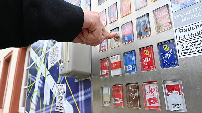 Weil sie in großem Stil Zigarettenautomaten geknackt haben, hat das Amtsgericht jetzt zwei Männer verurteilt.