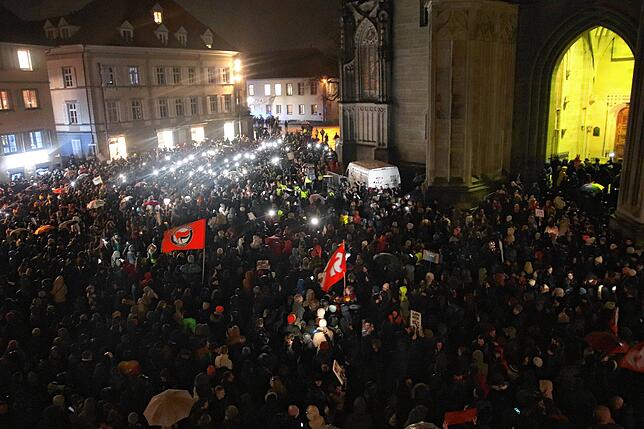 (Archivbild) Tausende Konstanzer trafen sich am Mittwochabend, 24. Januar 2024, zur Kundgebung gegen Rechts auf dem Münsterplatz.