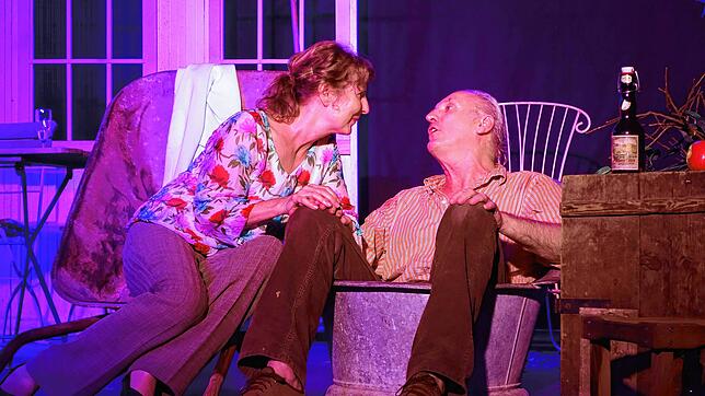 Das gemeinsame Schaumbad krönt den Abschluss der Reise von Lore (Jutta Klawuhn) und Harry (Bernd Wengert). Foto: Sabine Busse