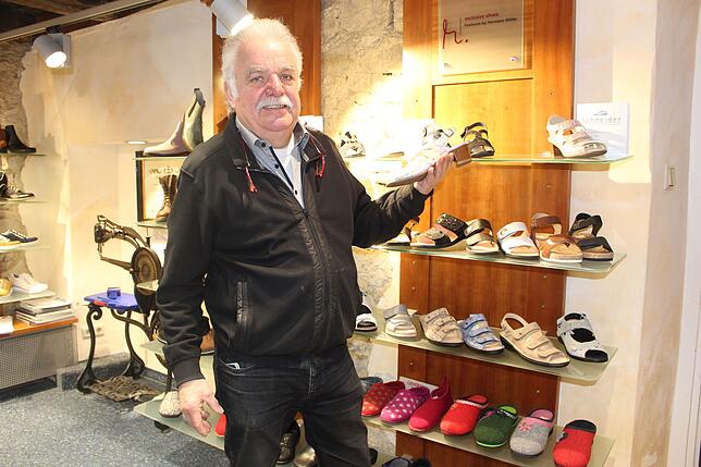 Die Frühjahrskollektion kann Hermann Müller in seinem Schuhhaus einräumen. Mit Spezialisierung und Digitalisierung will er ...