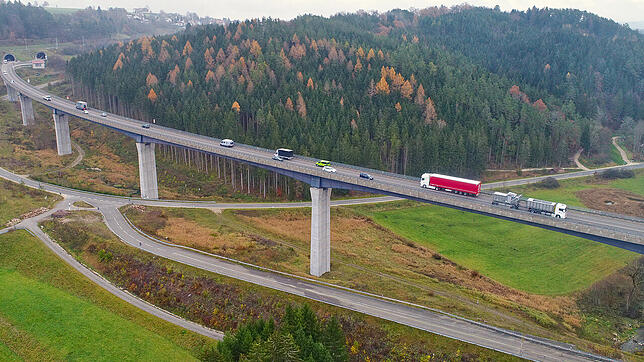 Neben der bestehenden &ndash; hier eine Aufnahme von Novmeber 2022 &ndash; soll eine zweite Brücke über das Gauchachtal entstehen. Das ...