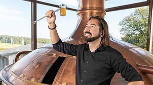 Hier beim Bierbrauen, mittlerweile aber auch im Limo-Geschäft unterwegs: Waldhaus-Geschäftsführer Dieter Schmid darf den Werbespruch für ...