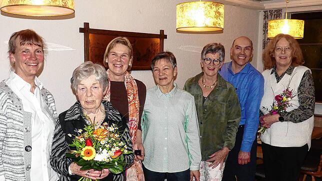 Ehrende und Geehrte (von links): Ulrike Dunand vom Hegau-Bodensee-Turngau mit der aus dem TVB-Vorstand verabschiedeten Gisela Boll und ...