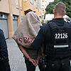 Berlin: Polizisten führen einen verdächtigen Mann nach einer Razzia gegen kriminelle Mitglieder arabischer Großfamilien ab. (Archiv)