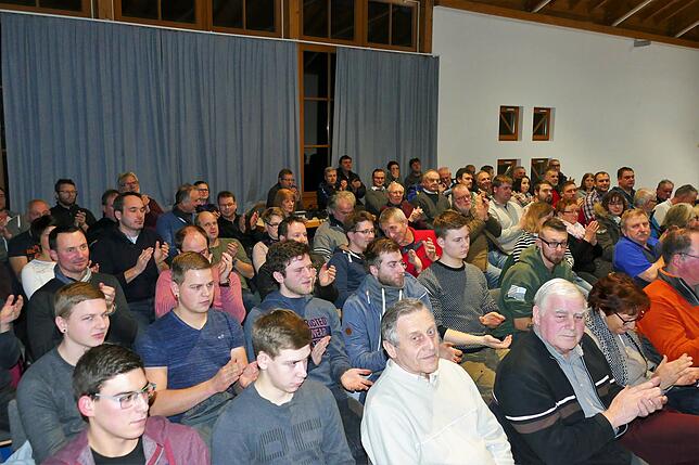 Zahlreiche Fürstenberger nehmen im Januar an der Bürgerversammlung teil und informiren sich über ihren Ort.