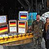 Christian Krüger und Susann Handrick mit Hilfsgütern, die via Friedrichshafen nach Tunesien geflogen wurden.