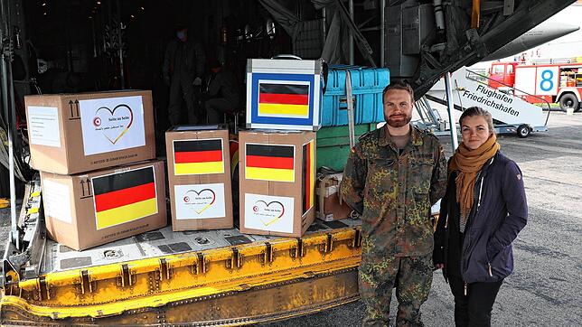 Christian Krüger und Susann Handrick mit Hilfsgütern, die via Friedrichshafen nach Tunesien geflogen wurden.