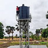 Das Wasser wird vom Tiefbrunnen in einen 5000 Liter großen Vorratsbehälter nach oben gepumpt. Eine Photovoltaikanlage liefert den Strom ...