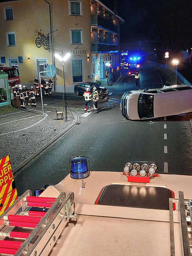 Drei Personen wurden bei dem Unfall verletzt.