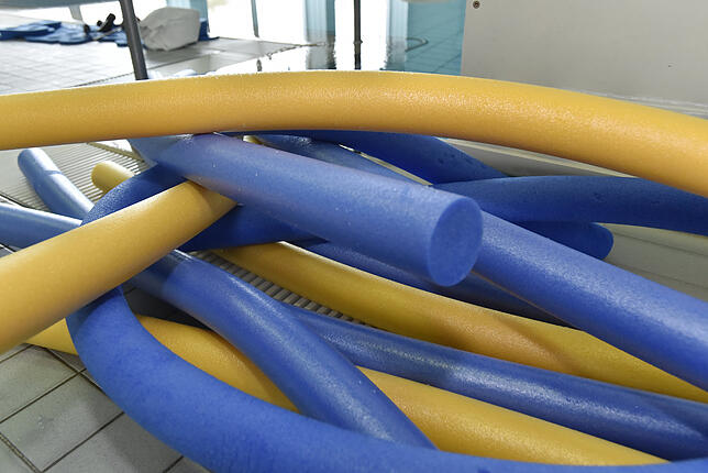 Poolnudeln sind wichtig für das entspannte treiben im Wasser.