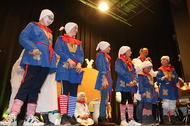 Bild 4: Preiskleppern im Scheffelhof: Die Jury des Turnvereins hat die neuen königlichen Hoheiten am Hemdglonker gekürt (Teil 1)