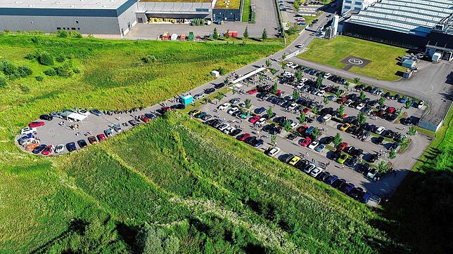 Sieht auf den ersten Blick geordnet aus. Die Stadtverwaltung bemängelt nach dem Tuning-Treffen auf diesem Firmenparkplatz jedoch eine ...