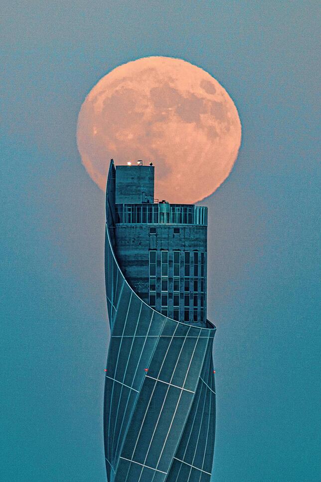 Einen Tag vor Vollmond am Thyssenkrupp-Testturm in Rottweil – auch bei diesem hat die Firma mitgebaut.