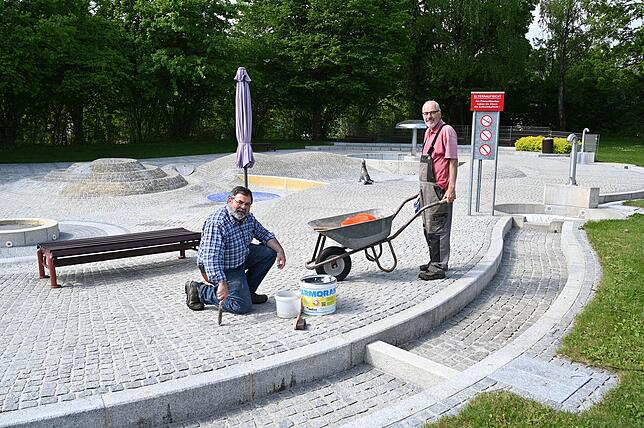 Letzte Reparaturarbeiten vor der Eröffnung des Schwimmbades. Schwimmmeister Wolfgang Kromer (links)und Mitarbeiter Johannes Behrendt ...