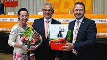 Auf dem Kreisparteitag der CDU Bodenseekreis wurde Lothar Riebsamen (Mitte) verabschiedet. Unser Bild zeigt ihn mit Ehefrau Ellen und ...