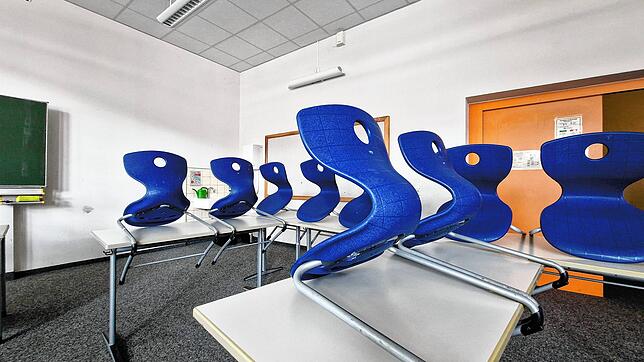 In diesem Klassenzimmer im Graf-Zeppelin-Gymnasium (GZG) hängen drei Lüftungsgeräte (oben rechts) an der Decke, die über eine Steckdose ...