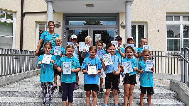 Betreuerin Marlene Steeger mit den Kindern der Gruppe Kinderturnen 2 des TSV Stetten a.k.M.