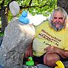 So werden ihn die Radolfzeller und Besucher der Stadt in Erinnerung behalten: Steinkünstler Sepp Bögle, hier aufgenommen vor einigen ...