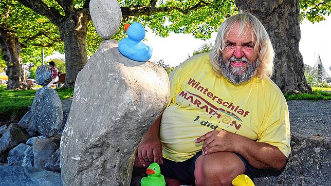 So werden ihn die Radolfzeller und Besucher der Stadt in Erinnerung behalten: Steinkünstler Sepp Bögle, hier aufgenommen vor einigen ...