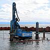 Ein seltener Anblick: Eine Vibrationsramme, die auf einer schwimmenden Plattform steht, ist am Osterwochenende in Seenot geraten und ...