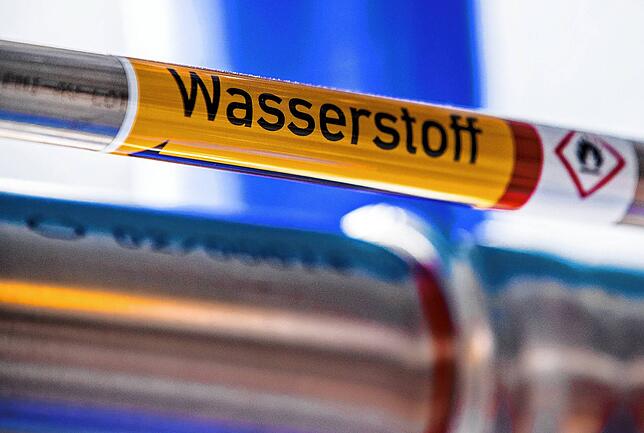 Eine mit der Aufschrift Wasserstoff gekennzeichnete Rohrleitung ist an einer Anlage zu sehen. Viel dickere Leitungen sind nötig, um die ...