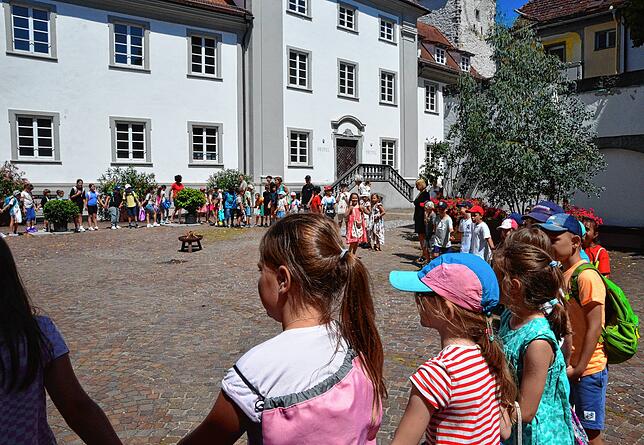 Großes Treffen mittags am Bischofschloss: Im Reigen geht es um die Schale mit dem Johannisfeuer.