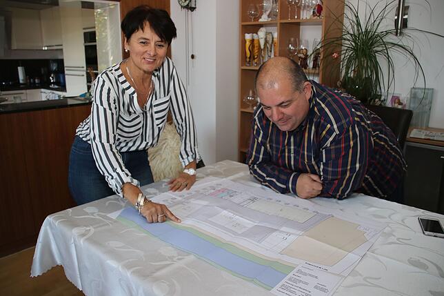 Janina und Rolf Sperisen freuen sich auf ihr Projekt, das im Gewerbegebiet Sulzfeld entstehen soll.