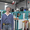 Bernhard Muffler, Inhaber der Seilerei Muffler in Stockach, neben einer Rundflechtmaschine in seiner Seilerei.