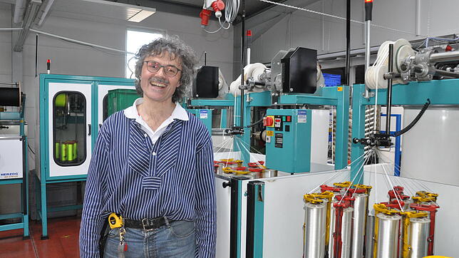 Bernhard Muffler, Inhaber der Seilerei Muffler in Stockach, neben einer Rundflechtmaschine in seiner Seilerei.
