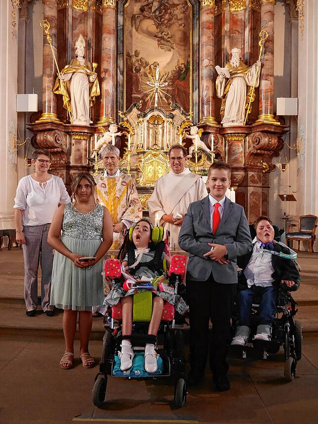 Schüler der Wutach-Schule in Tiengen feierten ihre Erstkommunion in der Pfarrkirche Mariä Himmelfahrt Tiengen. Bereits im vergangenen ...