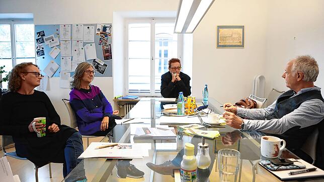 Offene Worte (von links): Romana Lautner (Dramaturgin), Doris Happl (Chefdramaturgin), Karin Becker (Intendantin) im Gespräch mit ...