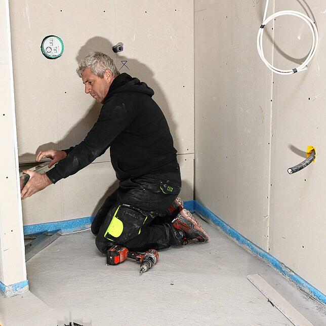 Handwerker wie Josif Andrei arbeiten am Innenausbau des Hotels, hier am sanitären Bereich eines Zimmers.