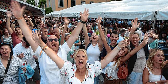 Endlich wieder Weinfest! Auf diesem Bild ist die Freude der Besucherinnen und Besucher greifbar. Schon am ersten Abend ist der ...