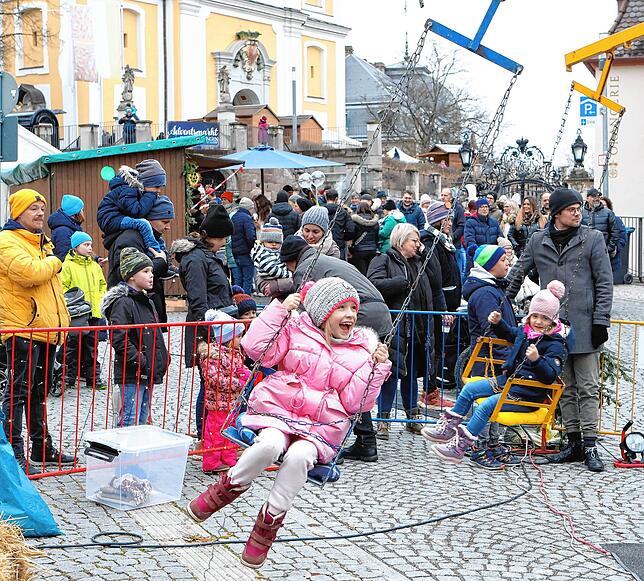 Auch ein Karussell für die Kinder ist ein Renner am Sonntag beim Adventsmarkt im Residenzviertel.