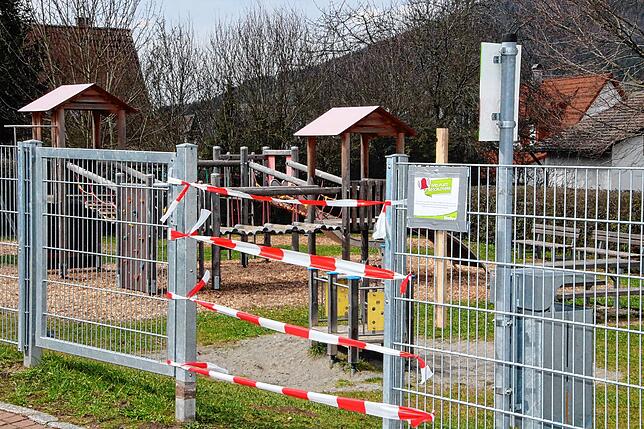 Die Stadt sperrt die Spielplätze vorsichtshalber ab, hier der Platz im Rempenweg.