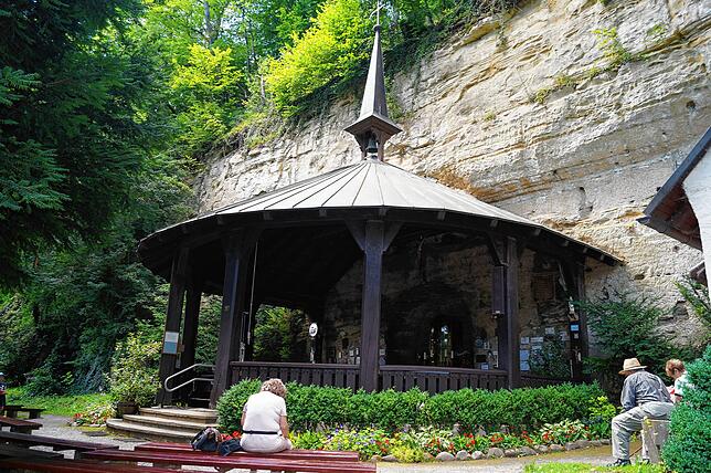 Zusammen mit anderen Pilgern genießt Katharina Gouders die Stille an der Kapelle.