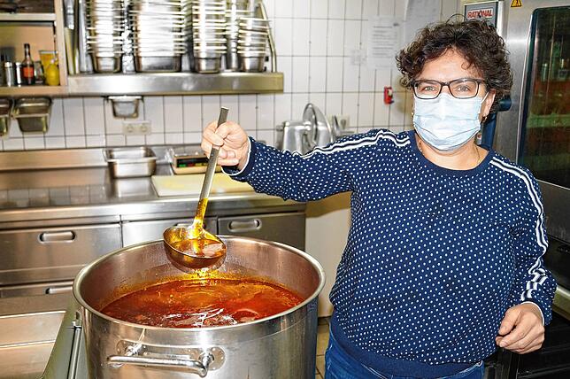 Als klassisch ausgebildete Köchin ist Simone Sauter für das Zubereiten der Essen im Restaurant- und Caterer-Betrieb zuständig.