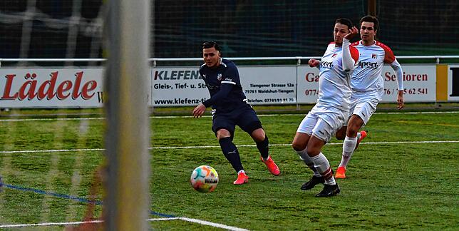 Torhunger: Marjan Jelec (links, gegen Martin Villinger und Lucca Flum) traf mit diesem Schuss zum 2:0-Zwischenstand. Zum 9:0-Kantersieg ...