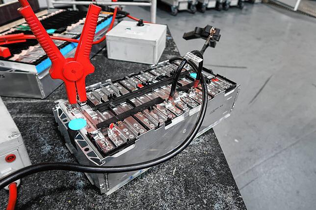 Vor dem Zerlegen müssen die Batterien vollständig entladen werden.