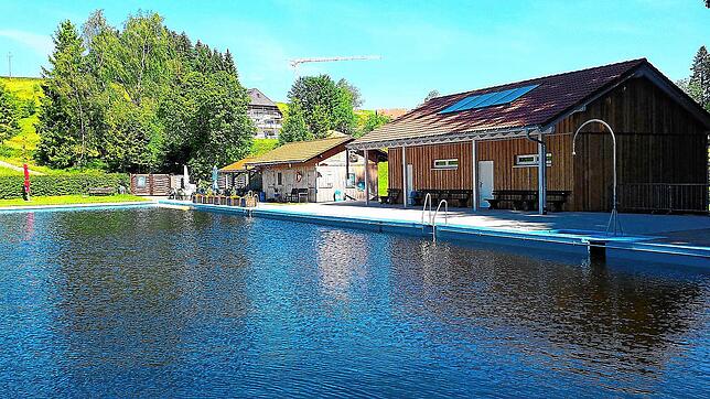 Auch das Naturschwimmbad Schonach lädt zum Schwimmen ein. Die Aufnahme ist von Mai 2022.
