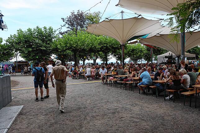 Bild 14: Das Seenachtfest 2023 startet durch! Immer mehr Besucher strömen auf das Festgelände