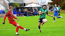 Mit zwei Treffern sicherte Marius Henkel dem VfR Stockach drei Punkte im Derby beim FC Radolfzell. Links der Torwart der Platzherren, ...