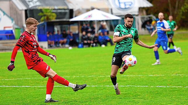 Mit zwei Treffern sicherte Marius Henkel dem VfR Stockach drei Punkte im Derby beim FC Radolfzell. Links der Torwart der Platzherren, ...