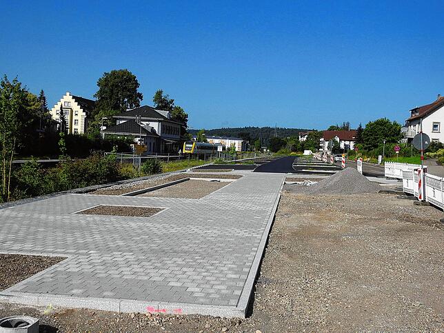 Die gepflasterte Bike and Ride Fläche am Bahnhof Tiengen Nord im Juli 2023. Hier soll in Zukunft eine Sammelschließanlage für Fahrräder ...