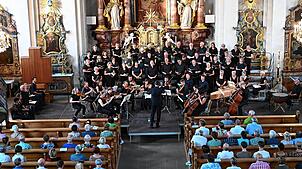 Der Chor und das Orchester haben sich für die Aufführung des Messias von Händel im Altarraum wirkungsvoll platziert. Links daneben ...