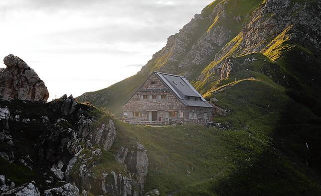 Die 1928 erbaute Hütte des Liechtensteiner Alpenvereins liegt auf 2108 Metern Höhe im Rätikon nahe der Grenze zu Österreich und dem ...