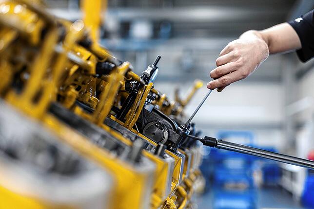 Ein Zeppelin-Mitarbeiter bei der Motorenmontage. Bei den Aggregaten konkurriert man mit Rolls-Royce Power Systems mit seinen MTU-Motoren.