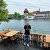 Wirtshaus-Betreiber Tilo Irmisch misst die Abstände zwisxchen den Tischen ab.