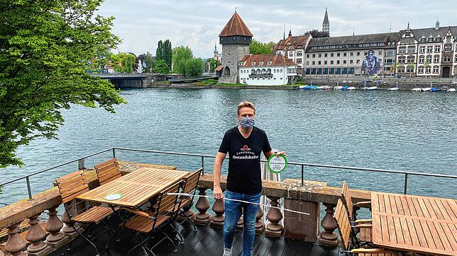 Wirtshaus-Betreiber Tilo Irmisch misst die Abstände zwisxchen den Tischen ab.